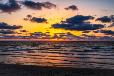 Gün batımının bulutlu güzel manzarası