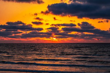 Sahilde gün batımı