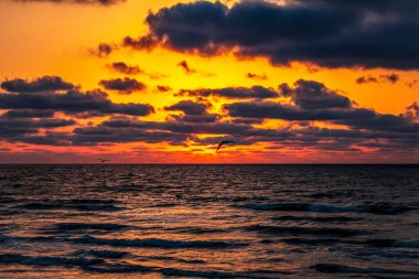 Denizin üzerinde dramatik bir gün batımı