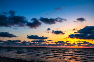 Denizin üzerinde güzel bir gün batımı