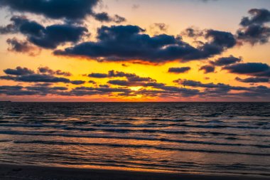 Denizde gün doğumu, bulutlar, renkli günbatımı gökyüzü