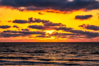 Denizin üzerinde güzel bir gün batımı. doğa bileşimi