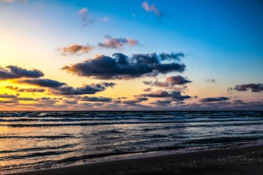 Denizin üzerinde güzel bir gün batımı