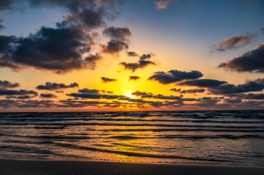 Denizin üzerinde güzel bir gün batımı