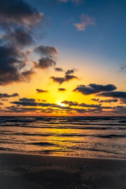 Deniz kıyısında güzel bir gün batımının güzel bir görüntüsü