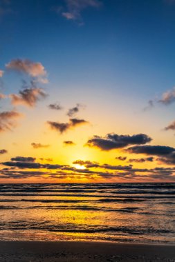 Sahilde gün batımı