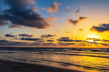Denizin üzerinde güzel bir gün batımı
