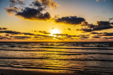 Sahilde gün doğumu