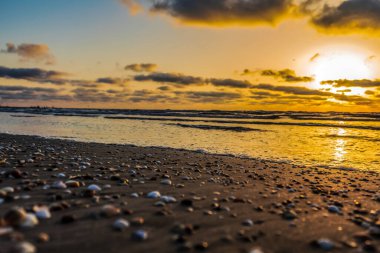 Denizin üzerinde güzel bir gün batımı