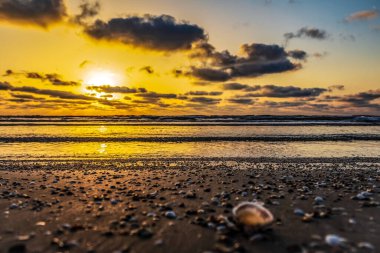 Denizin üzerinde güzel bir gün batımı