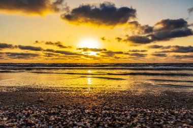 Sahilde güzel bir gün doğumu Deniz ve dalgalarla.