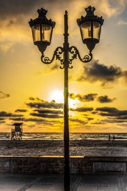 Valencia şehrinde güzel bir günbatımı İspanyol plajı ile