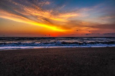 Denizin üzerinde güzel bir gün batımı