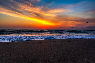 Denizin üzerinde güzel bir gün batımı