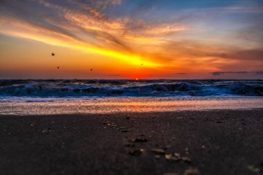 Sahilde renkli bir gün batımı