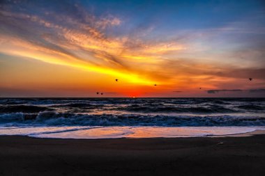 Denizin üzerinde güzel bir gün batımı