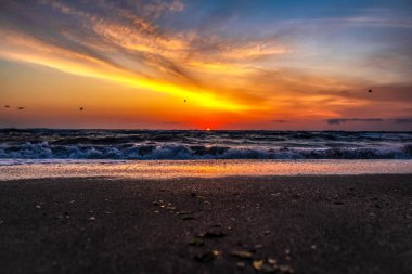 Denizin üzerinde güzel bir gün batımı