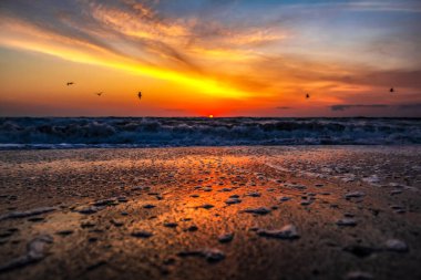 Denizin üzerinde güzel bir gün batımı