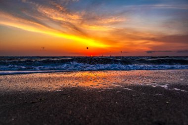 Denizde gün batımı.