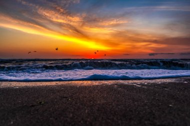 Denizin üzerinde güzel bir gün batımı