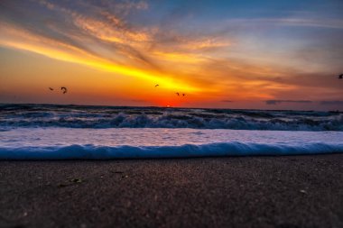 Denizin üzerinde gün batımı