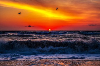 Sahilde gün batımı