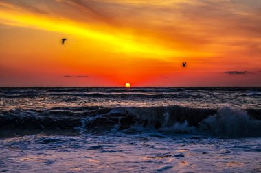 Akdeniz 'de güneşli güzel bir gün doğumu