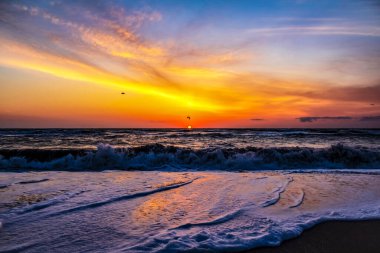 Denizin üzerinde güzel bir gün batımı