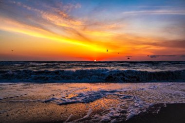 Denizin üzerinde gün batımı