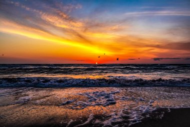 Denizin üzerinde güzel bir gün batımı
