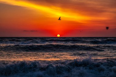 Denizin üstünde gün batımı