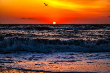 Sahilde gün batımı