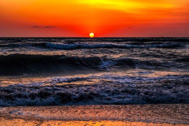 Denizin üzerinde güzel bir gün batımı