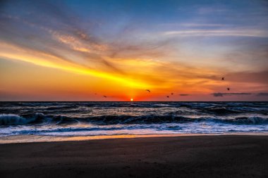 Sahilde güzel bir gün batımı