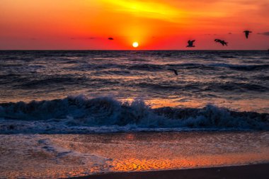 Sahilde gün batımı