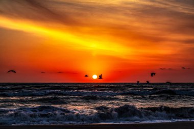 Denizin üzerinde güzel bir gün batımı