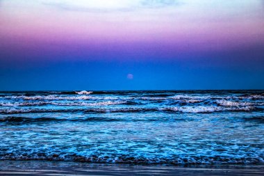 Sahilde güzel bir gün batımı