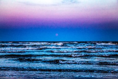 Denizin üzerinde güzel bir gün batımı