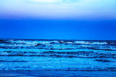 Deniz kıyısında gün batımı