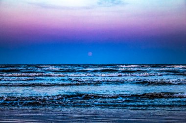 Denizin üzerinde güzel bir gün batımı