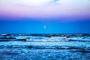 Denizin üzerinde güzel bir gün batımı