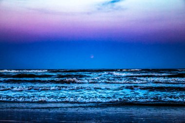 Sahilde güzel bir gün batımı