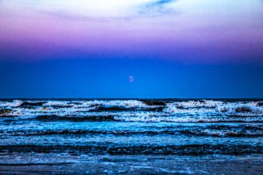 Sahilde gün batımı