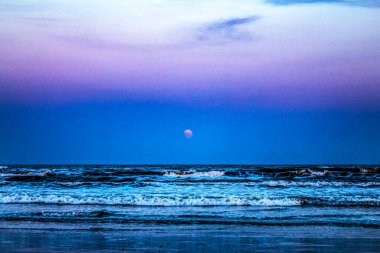 Denizin üzerinde güzel bir gün batımı