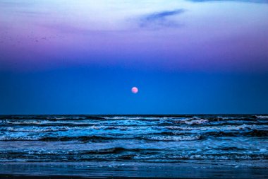 Denizin üzerinde güzel bir gün batımı