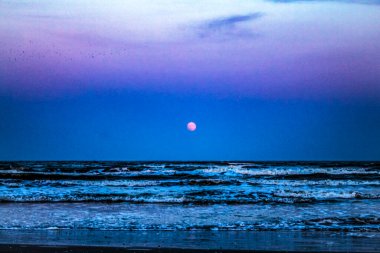 Deniz dalgalı güzel bir deniz manzarası.