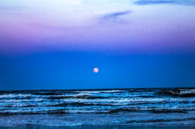 Denizin üzerinde güzel bir gün batımı