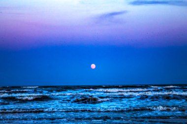 Denizin üzerinde güzel bir gün batımı