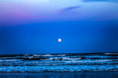 Sahildeki deniz dalgaları