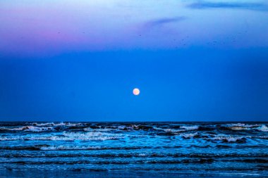Deniz ve gökyüzü arkaplanı bulutlarla, doğa